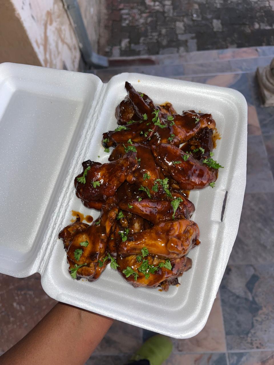 BBQ WINGS: 12 WINGS